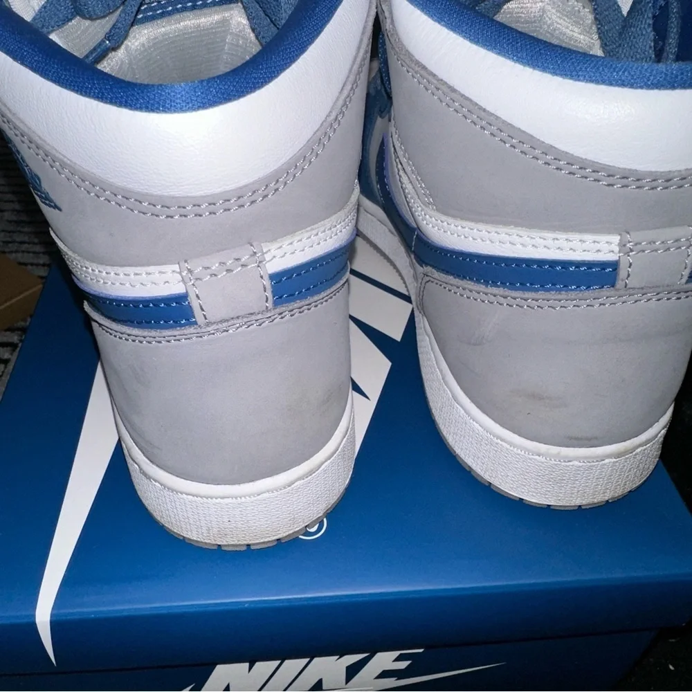 AIR JORDAN 1 RETRO HIGH OG FD1437 410 TRUE BLUEWHITE-CEMENT GREY VRAI BLEU/GRIS